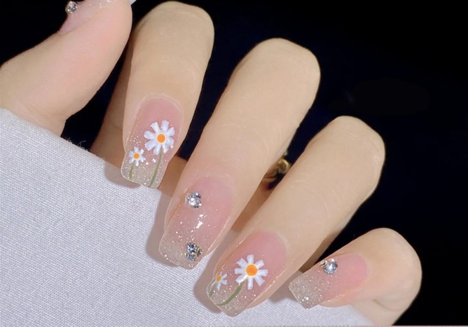Dazzling Daisies spring nails