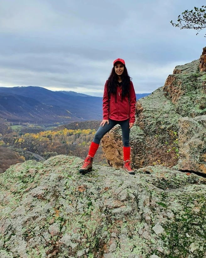 Windbreaker Jacket + Fleece Leggings + Hiking Socks + Baseball Cap (Fall)